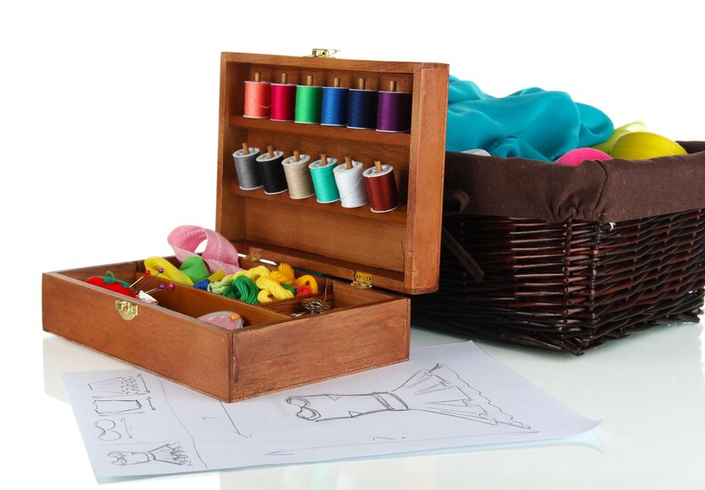 Cesta de coser grande con kit de costura, organizador de caja de costura  con accesorios, almacenamiento de suministros de costura con juego de